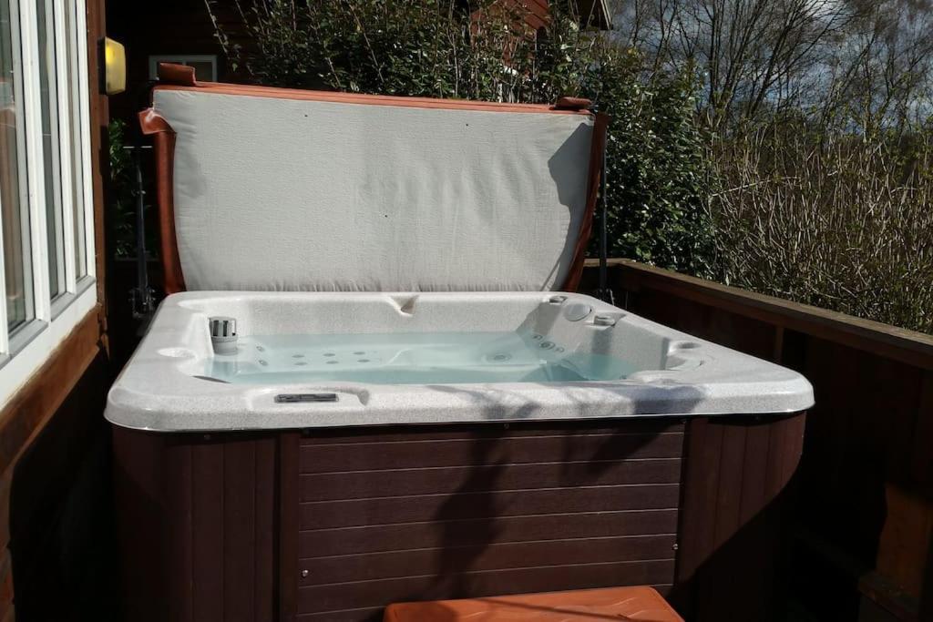 Luxury Peak District Lodge, Hot Tub, Log Burner, Nr Lake Rudyard Екстериор снимка